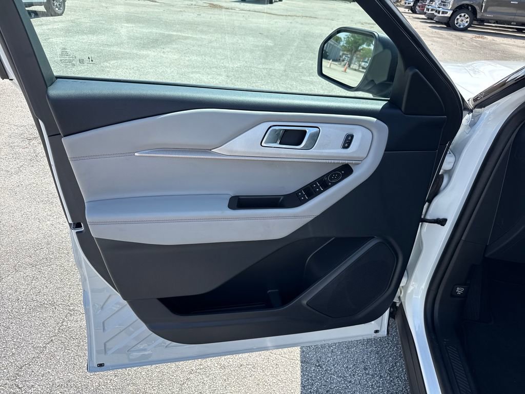 Used 2025 Ford Explorer Active w/ Active Comfort Package image 13