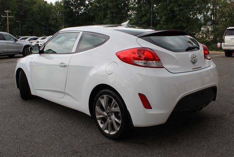 Used 2017 Hyundai Veloster FWD image 3