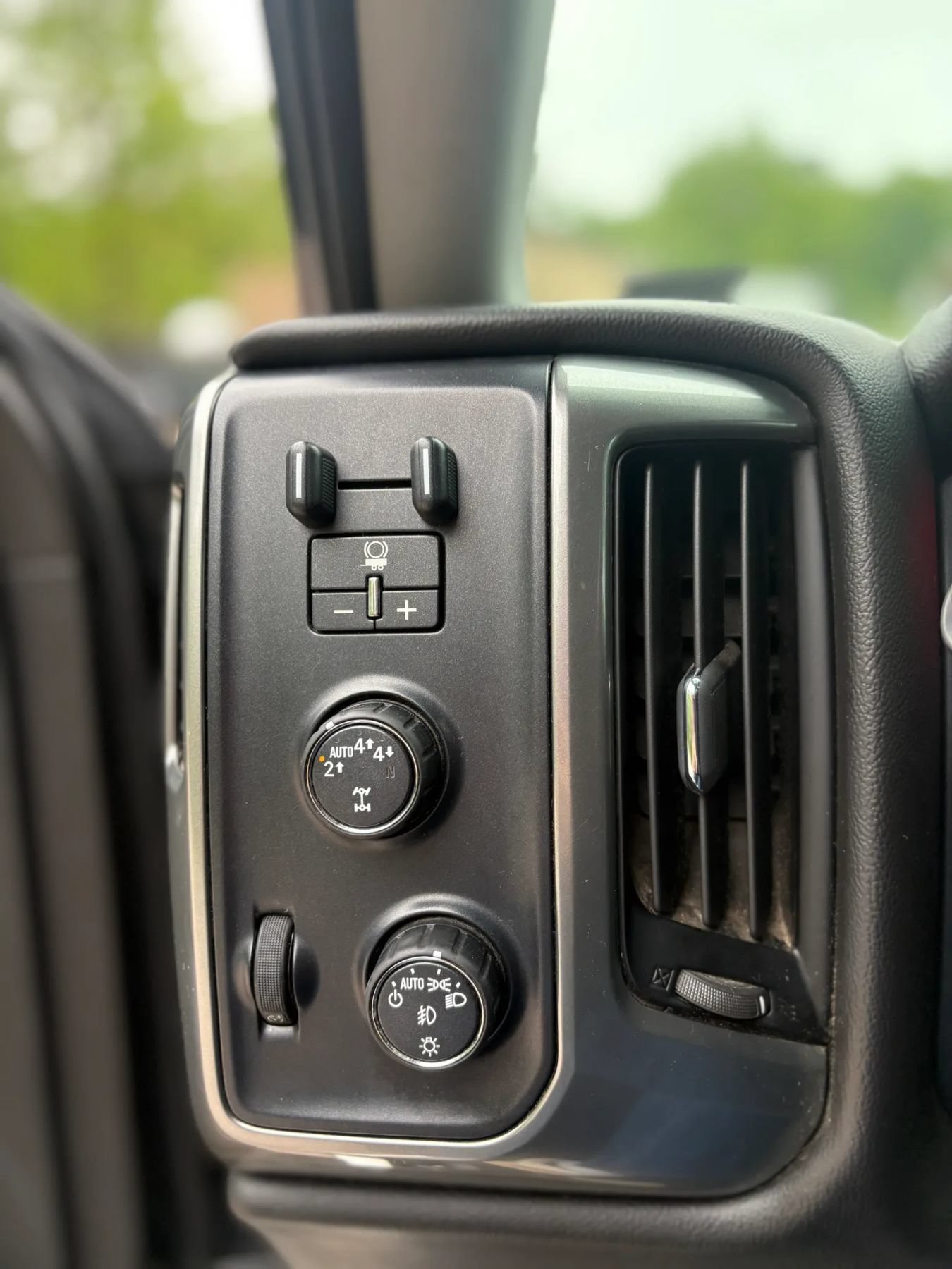 Used 2018 Chevrolet Silverado 1500 LT w/ True North Edition AWD/4WD image 42