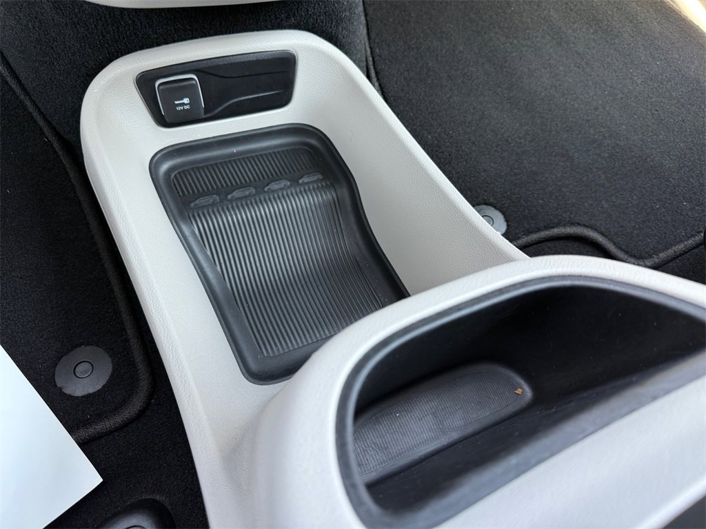 Certified 2023 Chrysler Pacifica Touring-L image 32