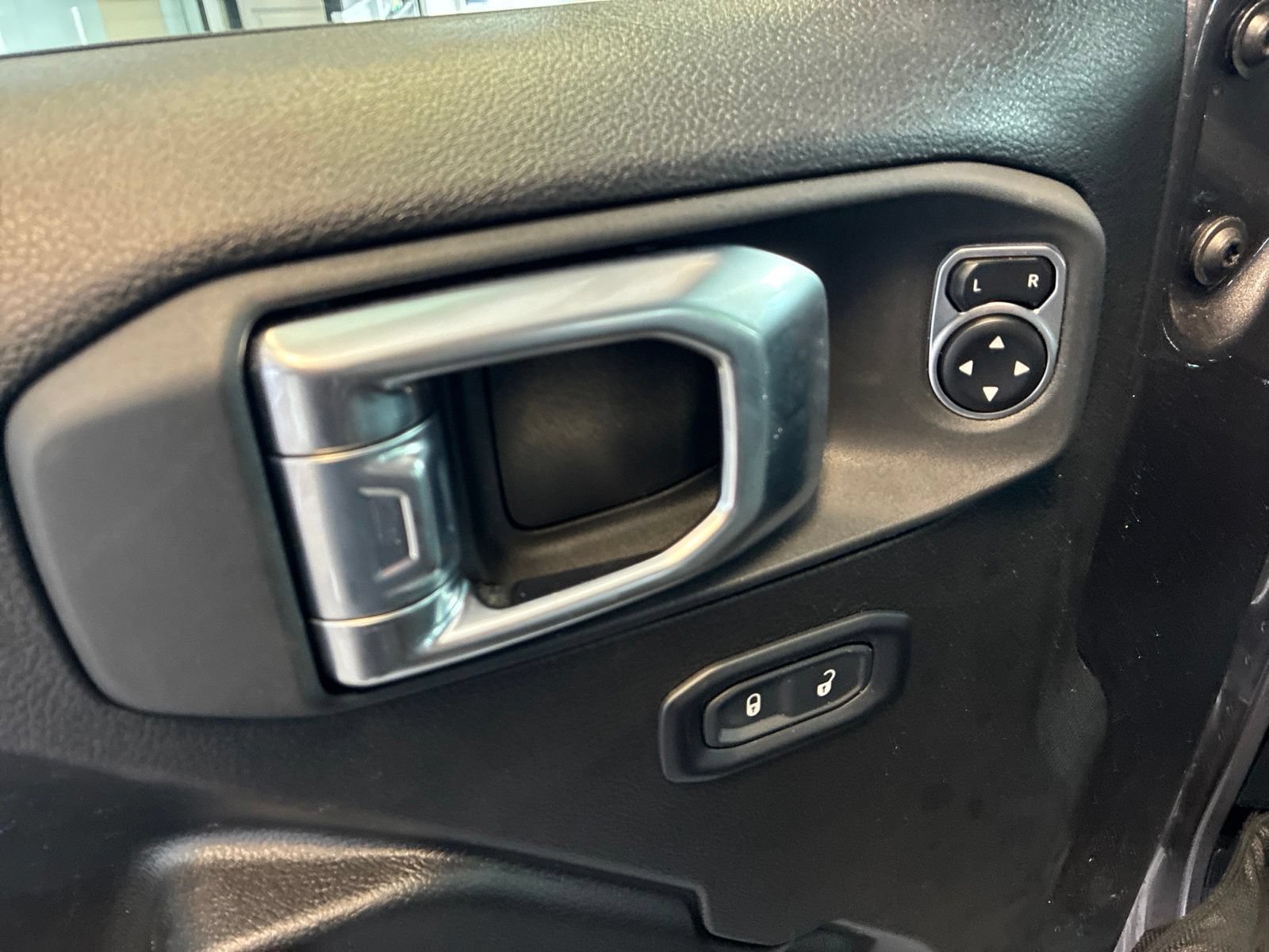 Used 2026 Jeep Wrangler Unlimited Rubicon AWD/4WD image 13