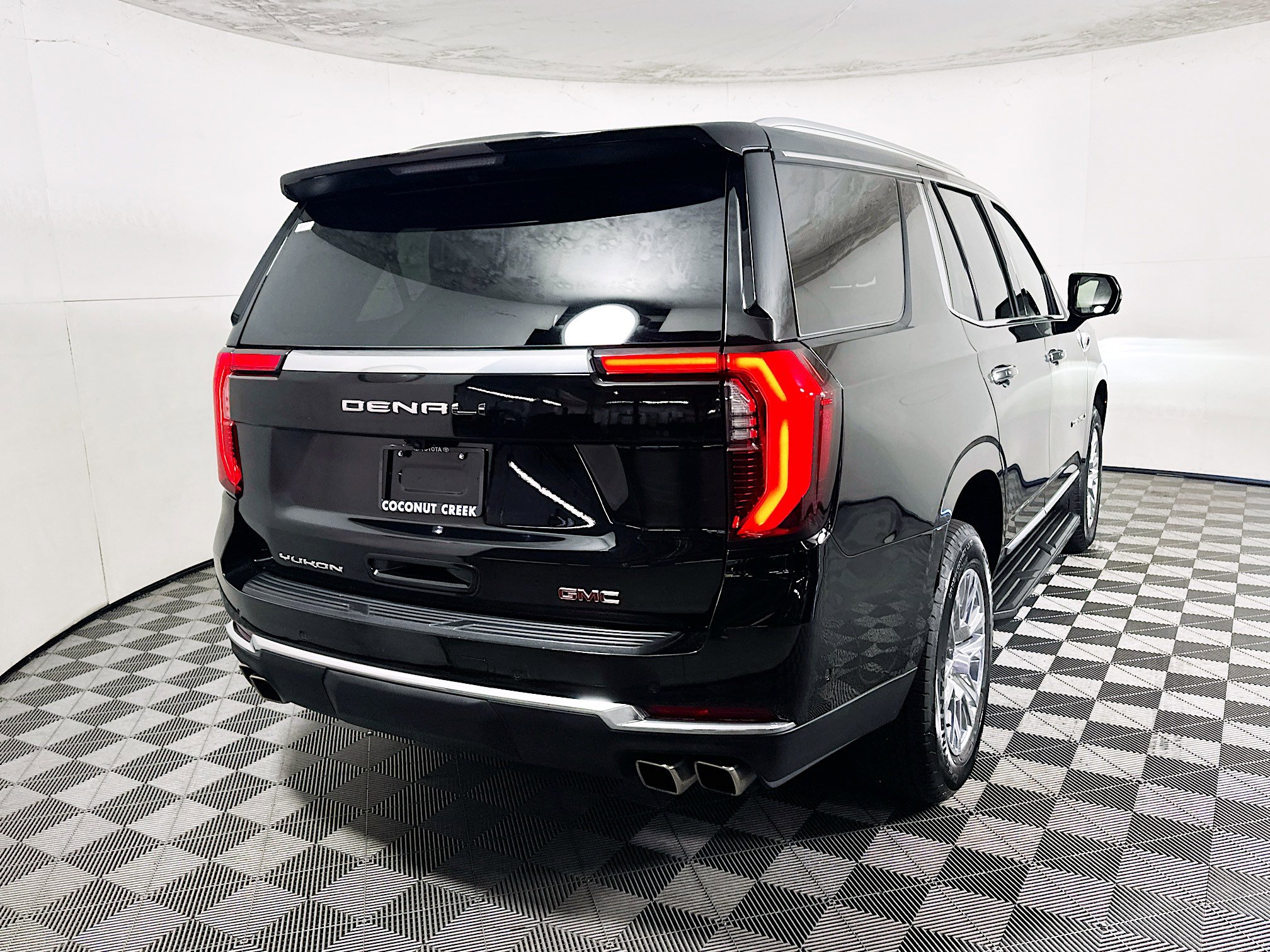 Used 2025 GMC Yukon Denali AWD/4WD image 3
