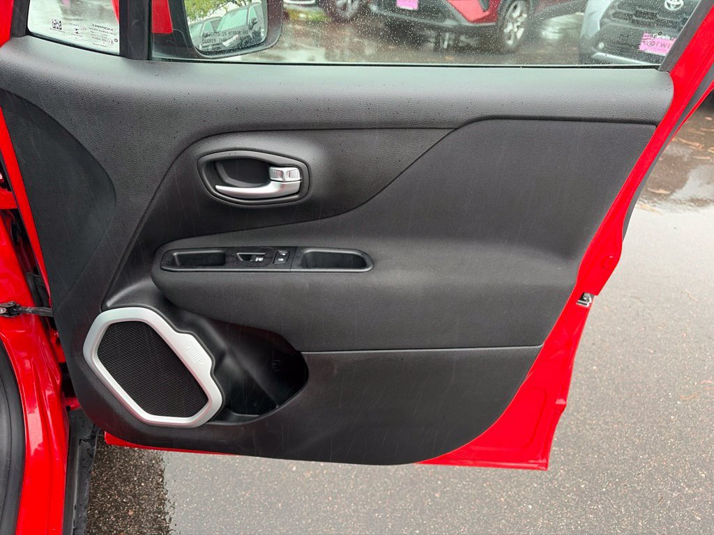 Used 2020 Jeep Renegade Latitude FWD image 12