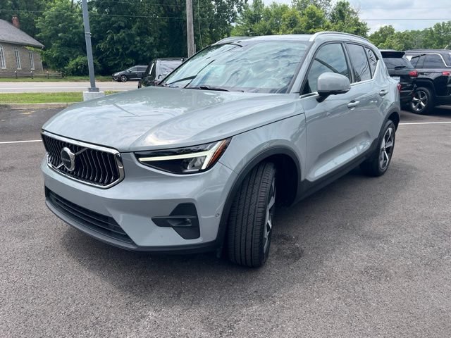 Used 2024 Volvo XC40 B5 Plus AWD/4WD image 32