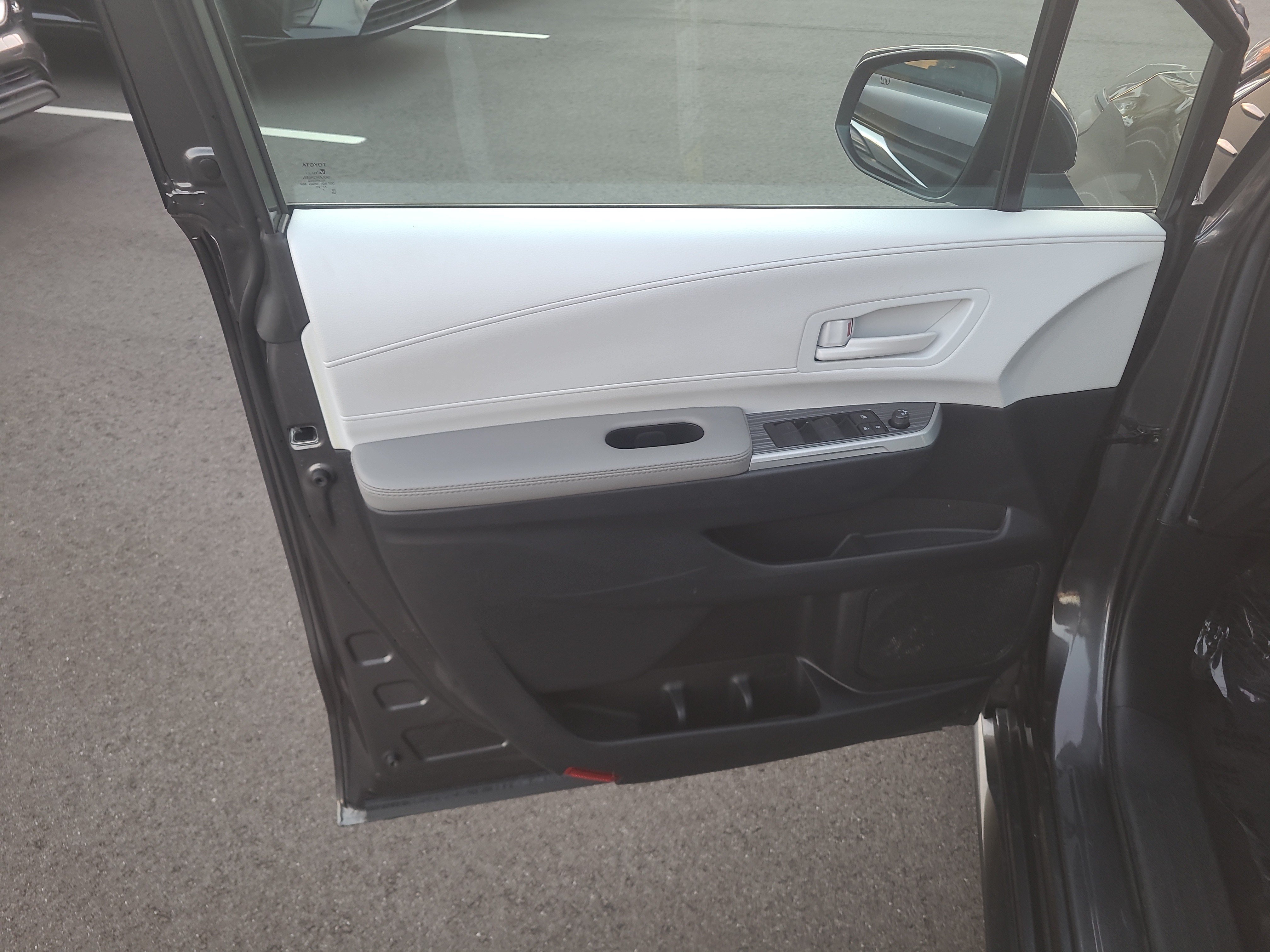 Certified 2025 Toyota Sienna LE FWD image 14