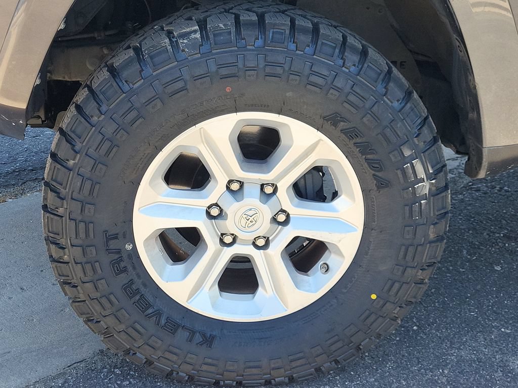 Used 2021 Toyota 4Runner SR5 Premium w/ Moonroof Package AWD/4WD image 24