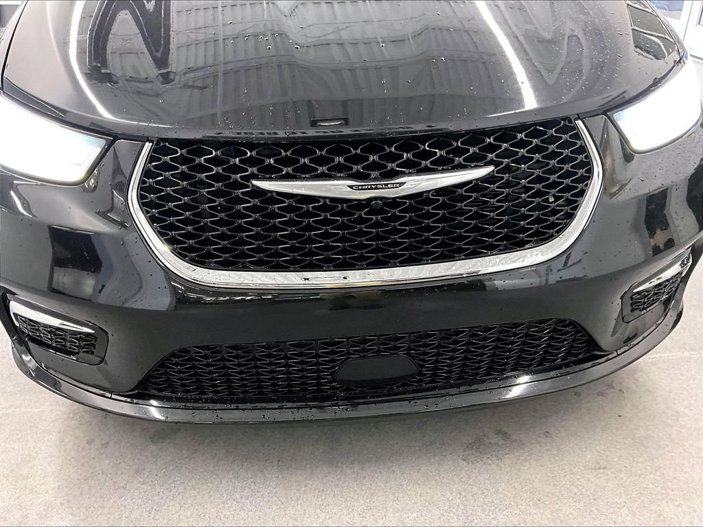 Used 2023 Chrysler Pacifica Limited FWD image 30