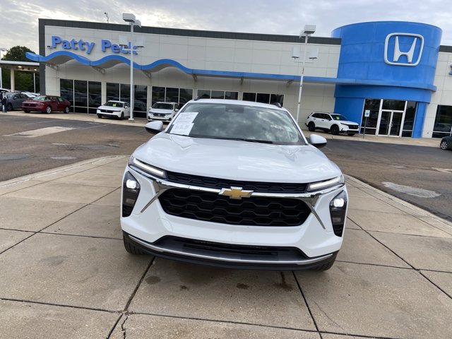Used 2025 Chevrolet Trax LT w/ LT Convenience Package FWD image 3