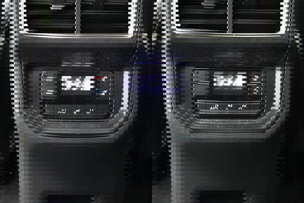 Used 2025 Volkswagen Atlas SE image 12