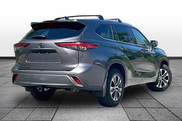 Used 2022 Toyota Highlander XLE AWD/4WD image 6