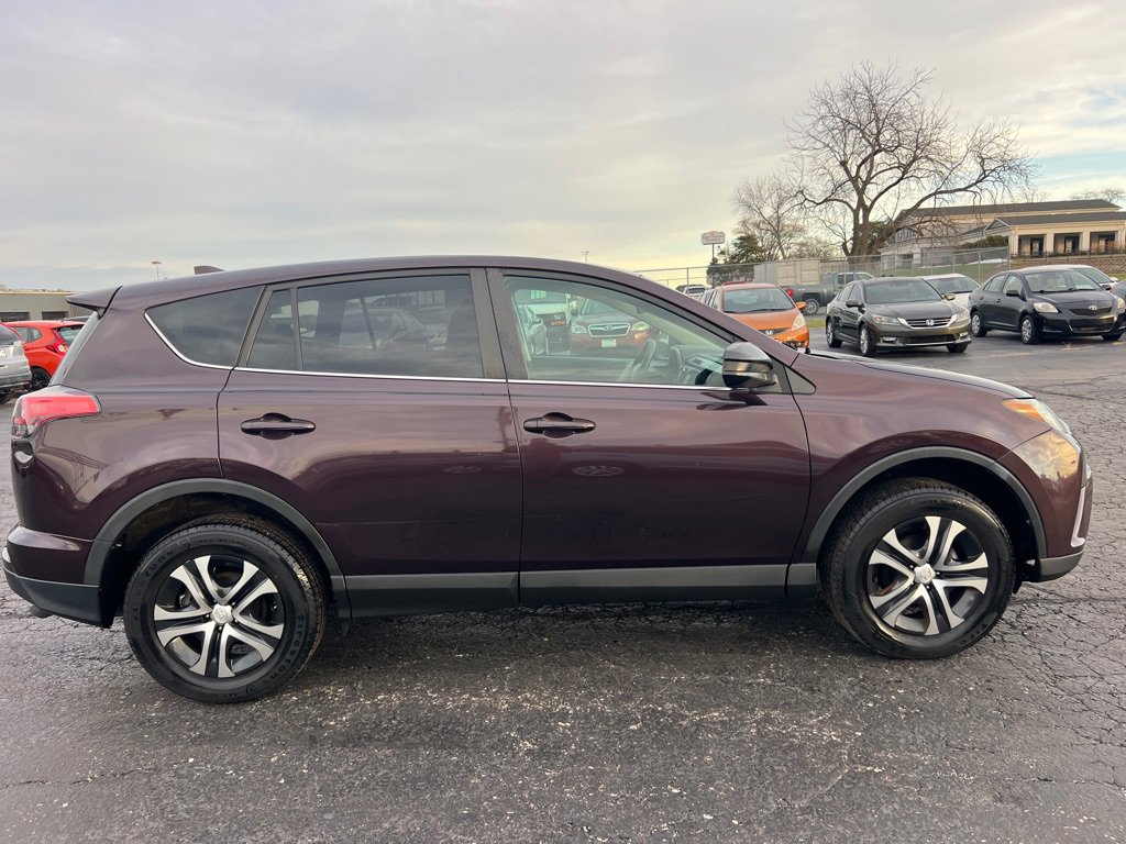 Used 2018 Toyota RAV4 LE image 8