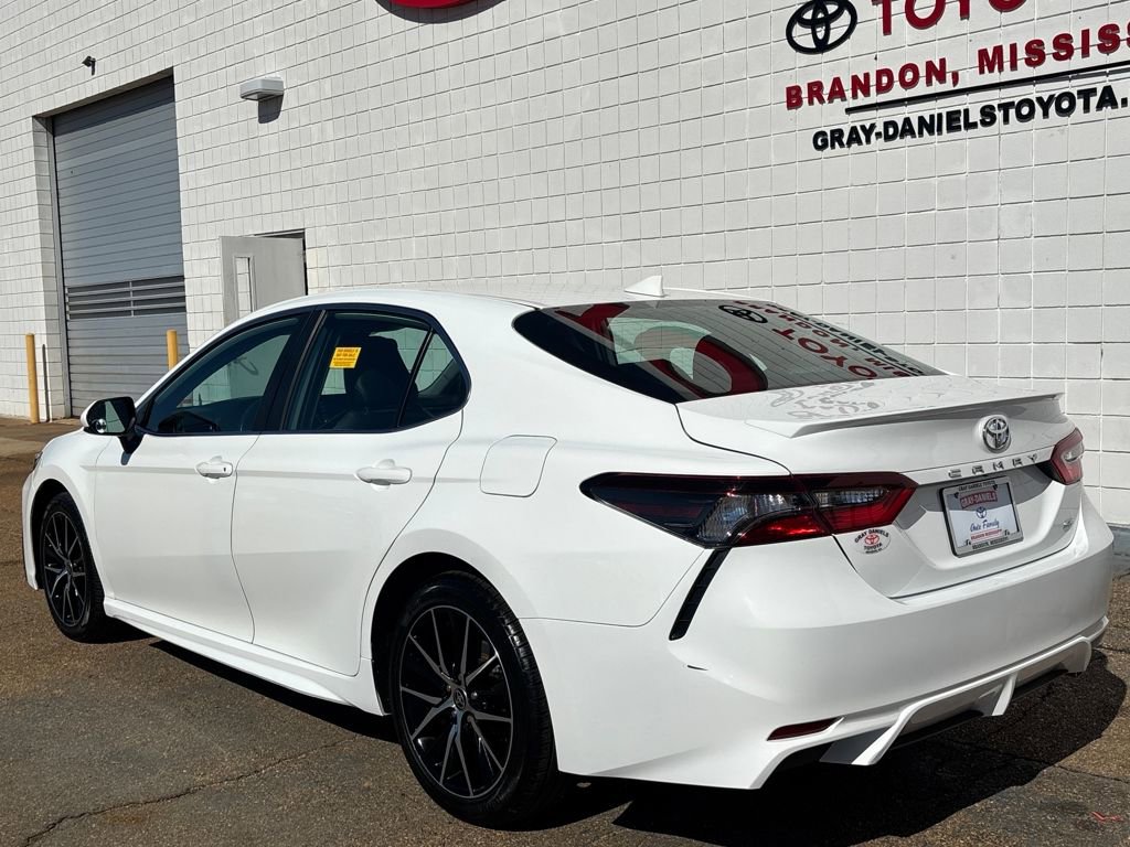 Used 2021 Toyota Camry SE image 3
