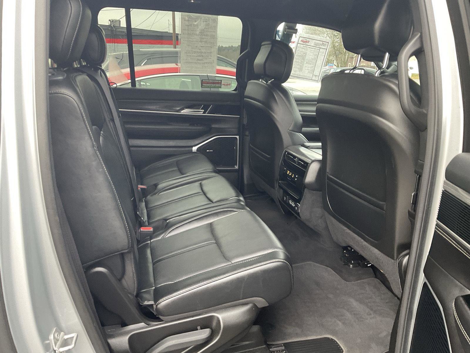 Used 2023 Jeep Wagoneer L Series II image 30