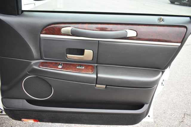 Used 2008 Lincoln Town Car Executive RWD image 42