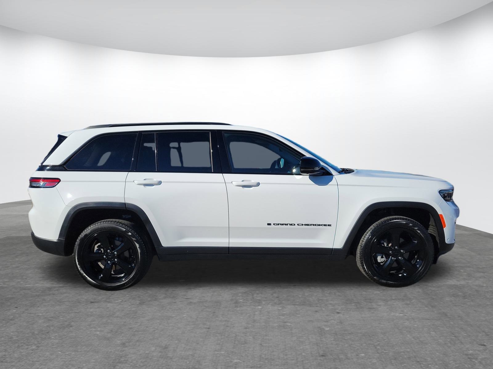 Used 2023 Jeep Grand Cherokee Limited w/ Luxury Tech Group II image 4