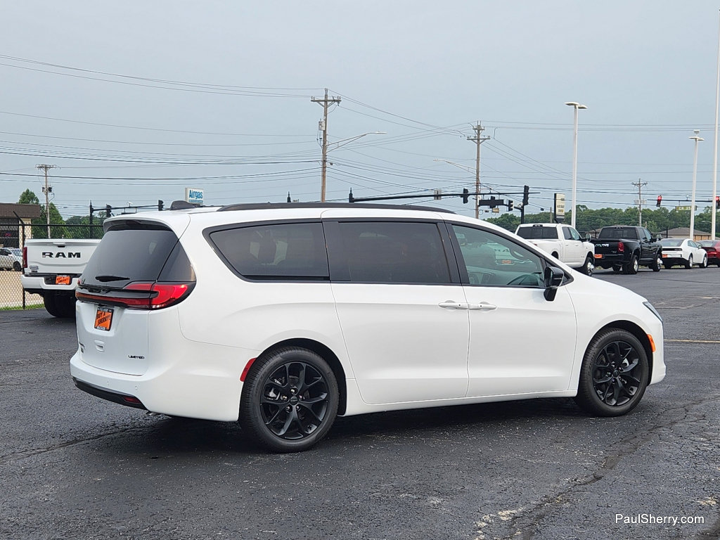 New 2027 Chrysler Pacifica Limited FWD image 9