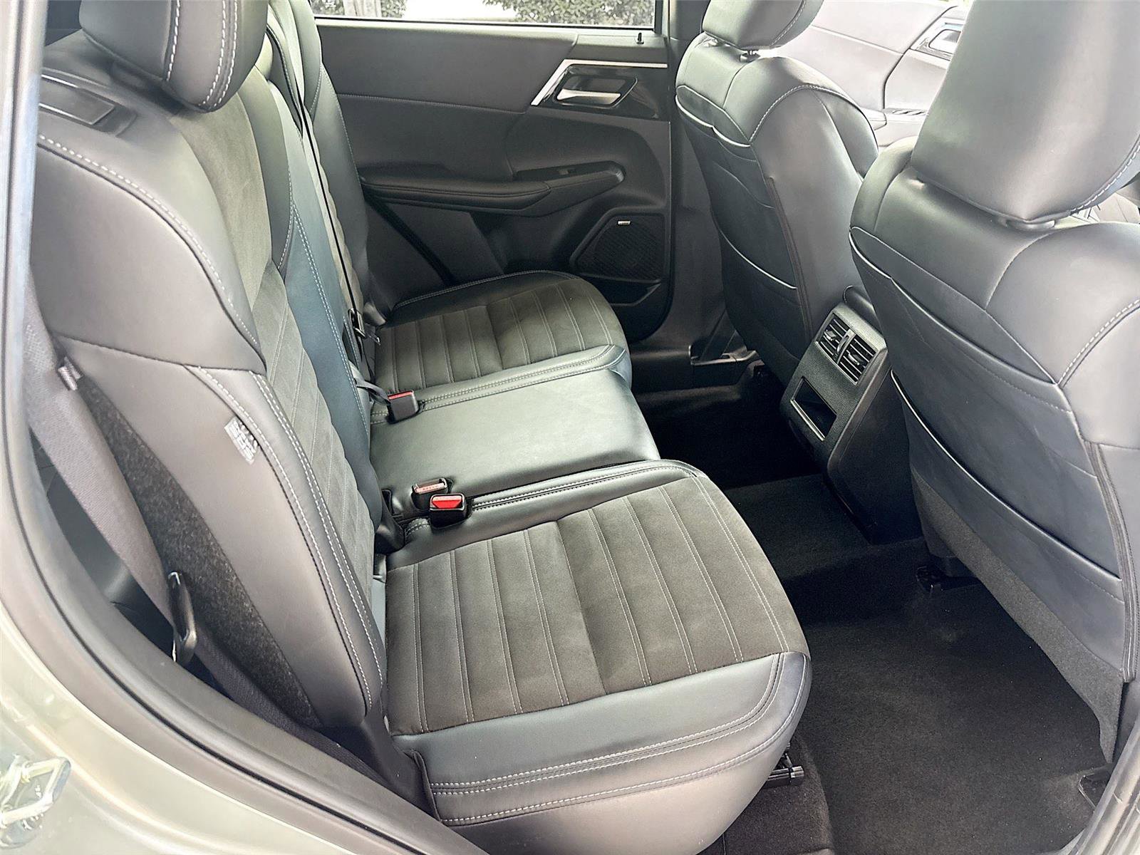 Used 2025 Mitsubishi Outlander SE FWD image 27