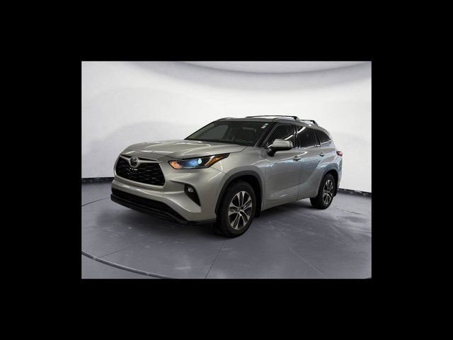 Used 2021 Toyota Highlander XLE AWD/4WD image 2