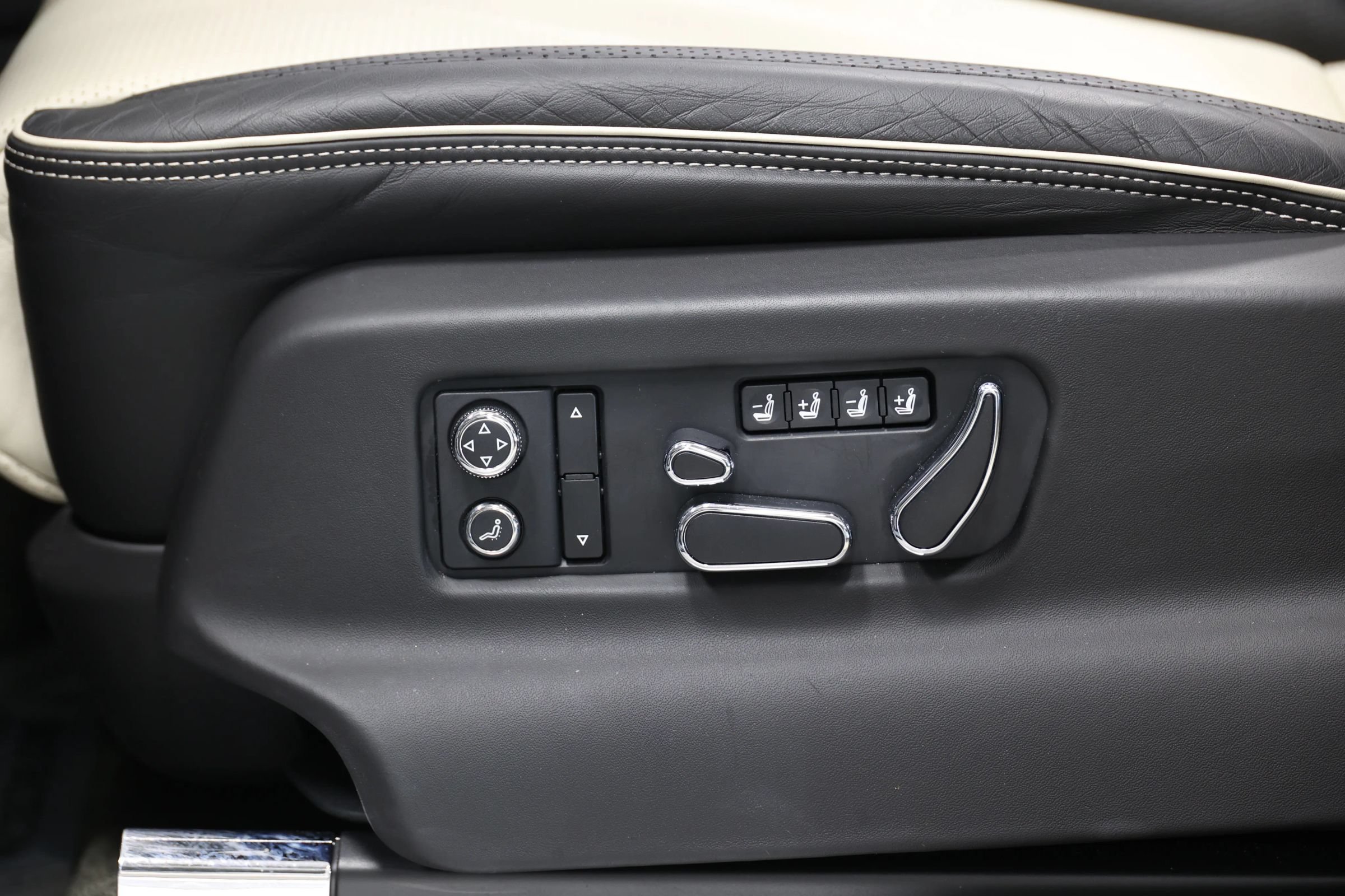 Used 2021 Bentley Bentayga w/ First Edition Specification AWD/4WD image 16