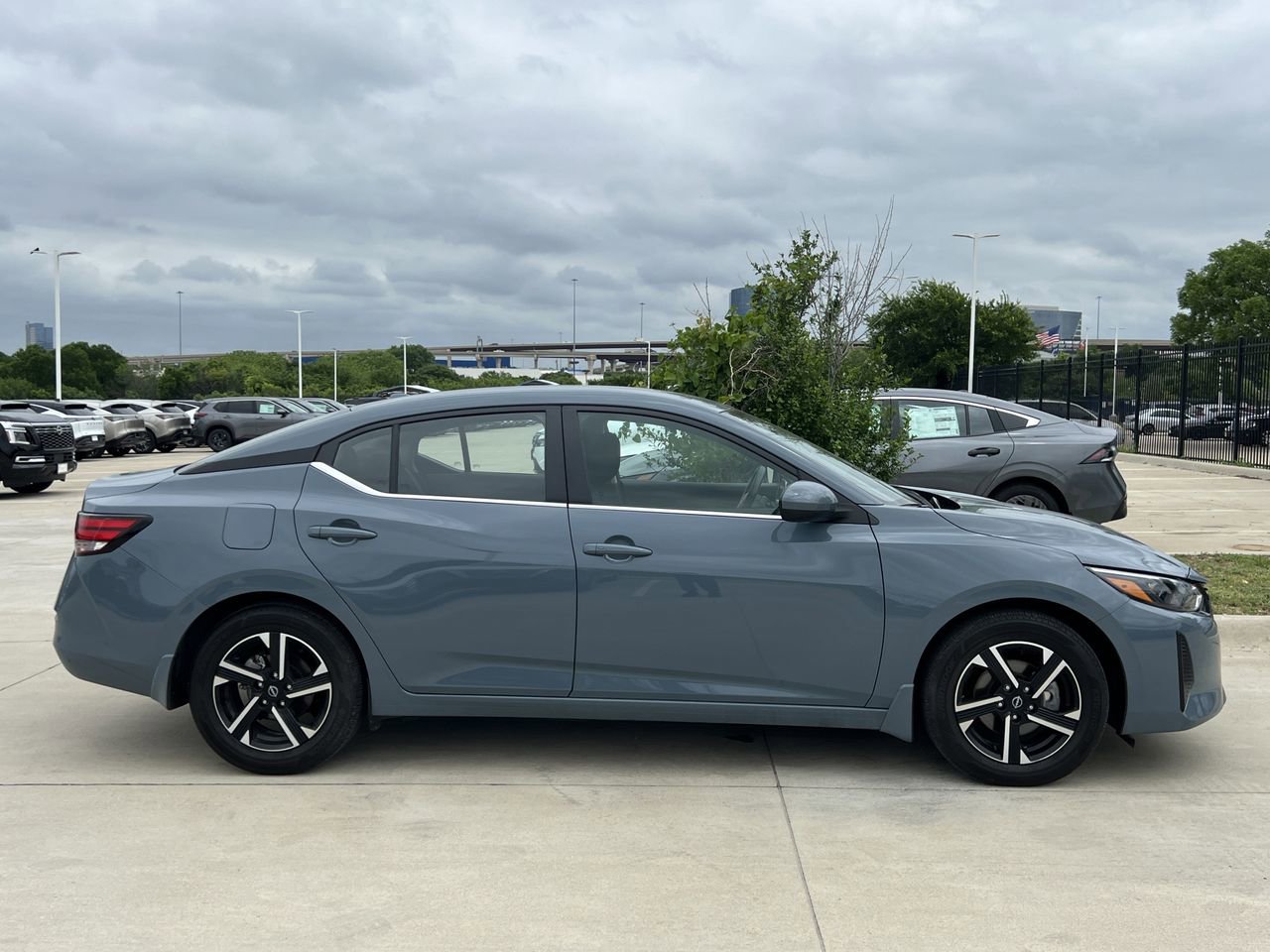 Used 2025 Nissan Sentra SV FWD image 3