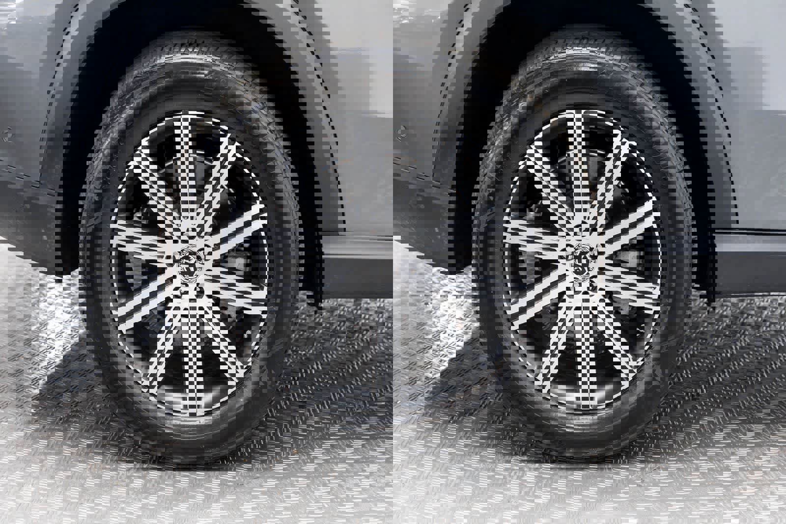 Used 2025 Mercedes-Benz GLE 450e 4MATIC w/ Driver Assistance Package image 49