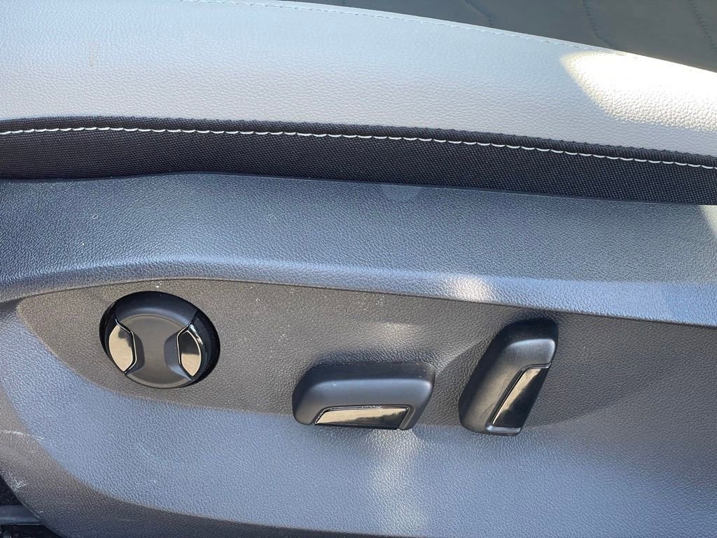 Certified 2025 Volkswagen Taos SE w/ Panoramic Sunroof Package image 12