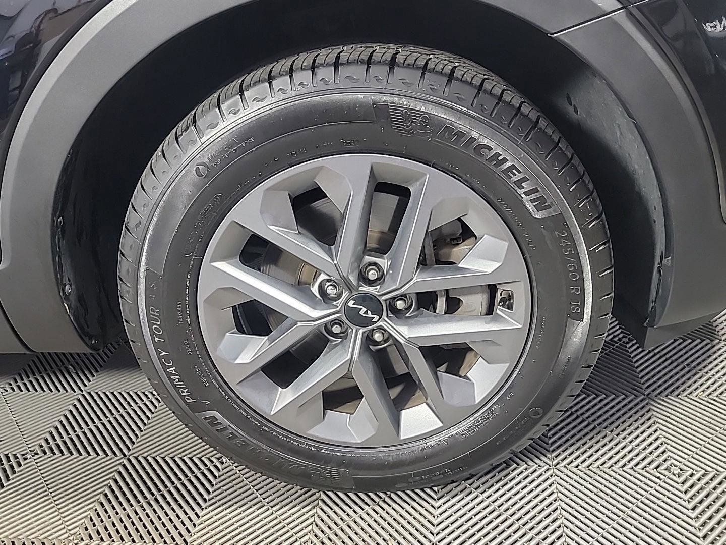 Used 2023 Kia Telluride LX AWD/4WD image 3