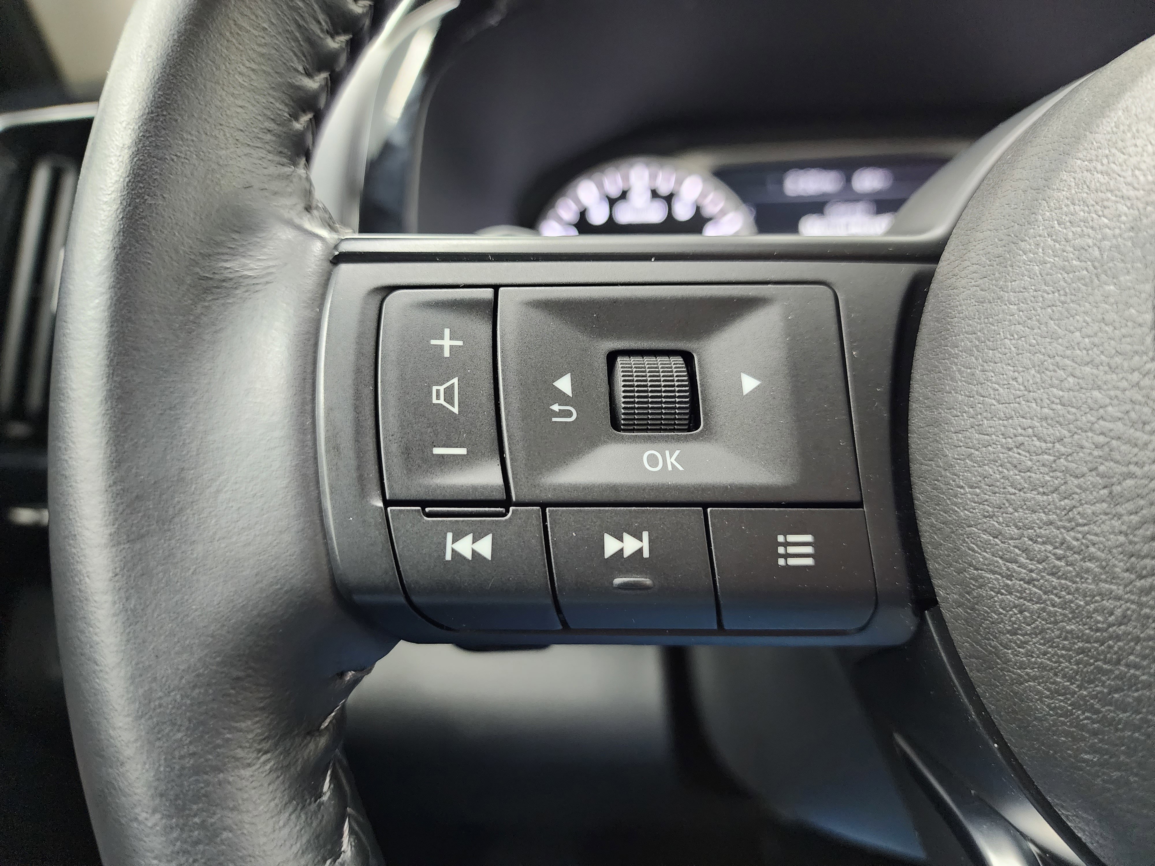 Used 2025 Nissan Pathfinder SV image 15