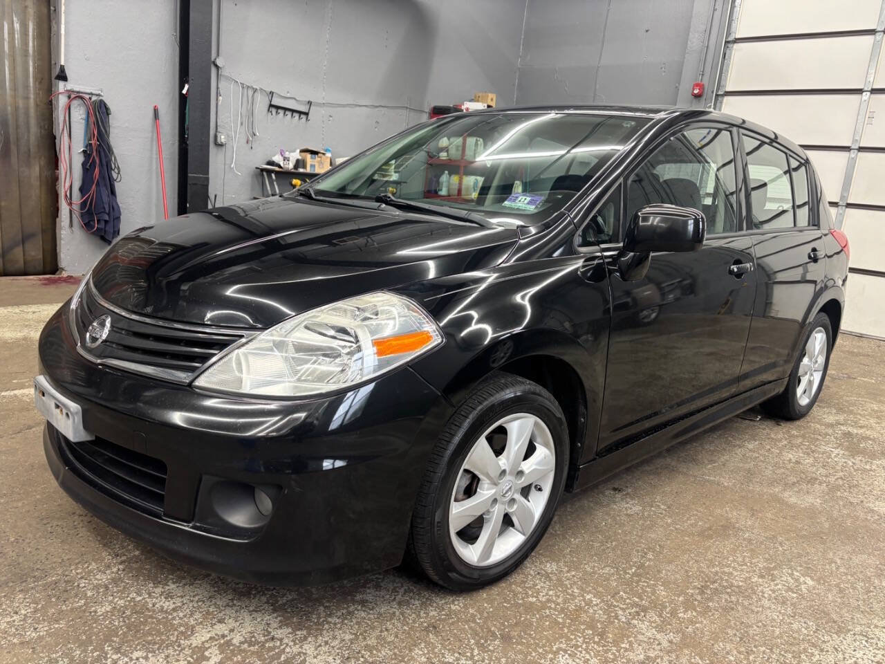 Used 2011 Nissan Versa Hatchback w/ Premium Pkg FWD image 1