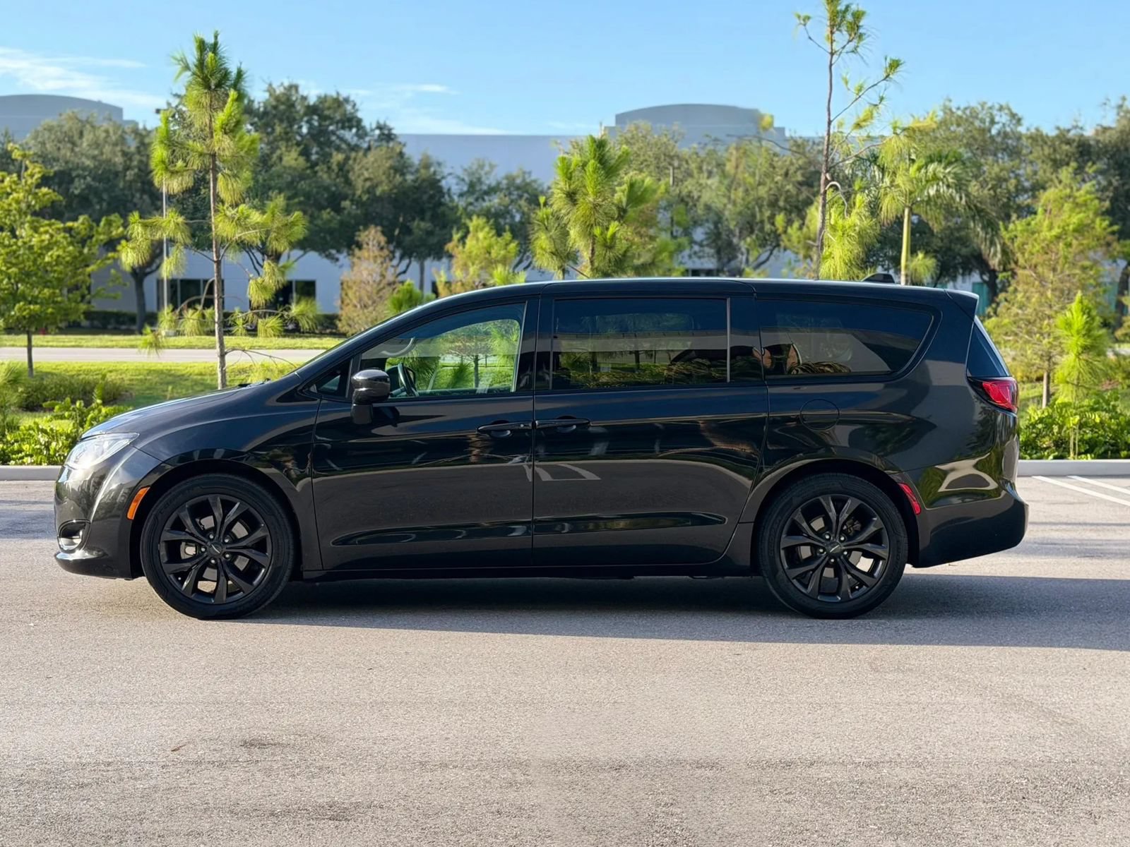 Used 2020 Chrysler Pacifica Touring w/ S Appearance Package FWD image 9