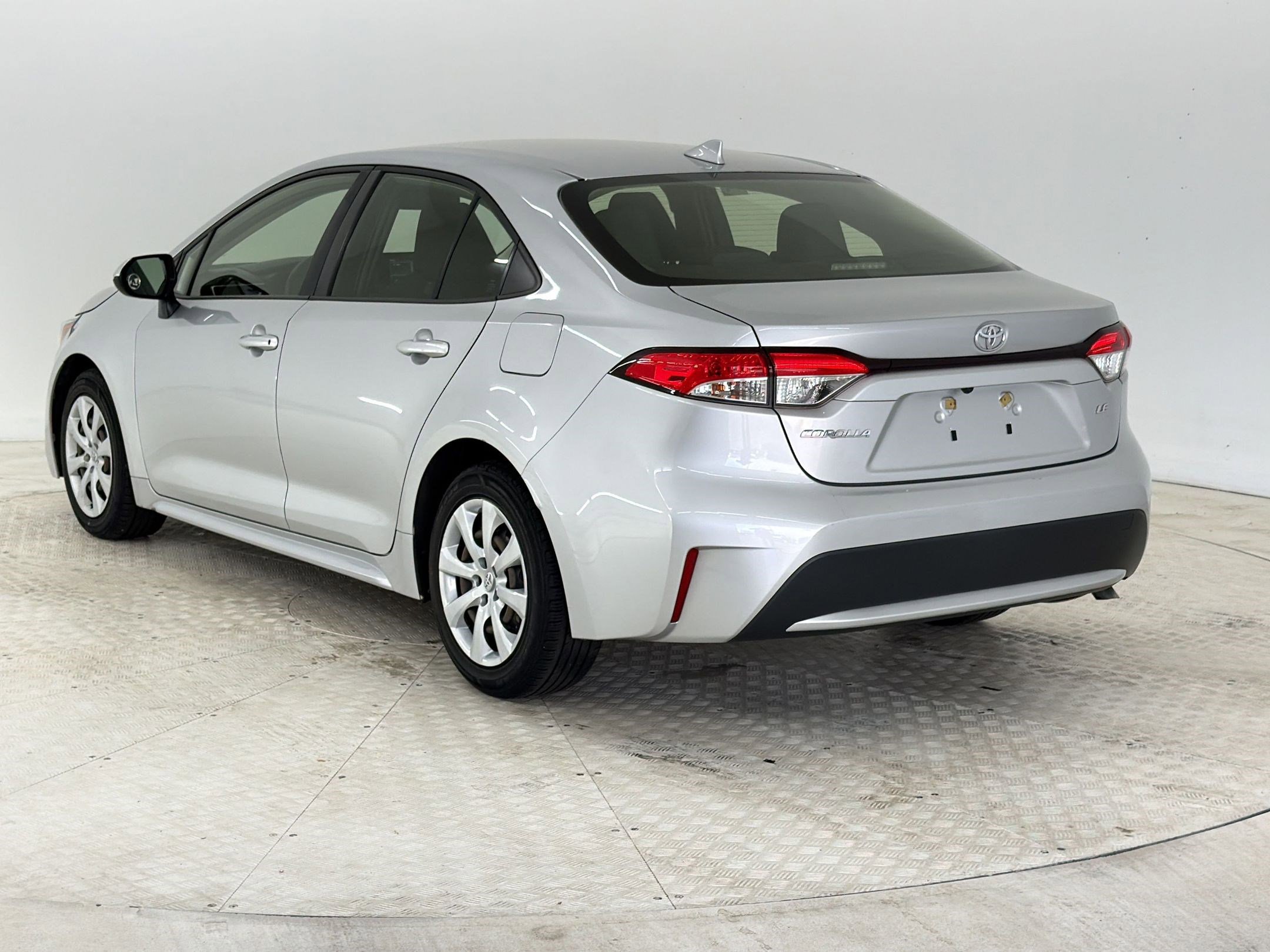 Used 2022 Toyota Corolla LE image 3