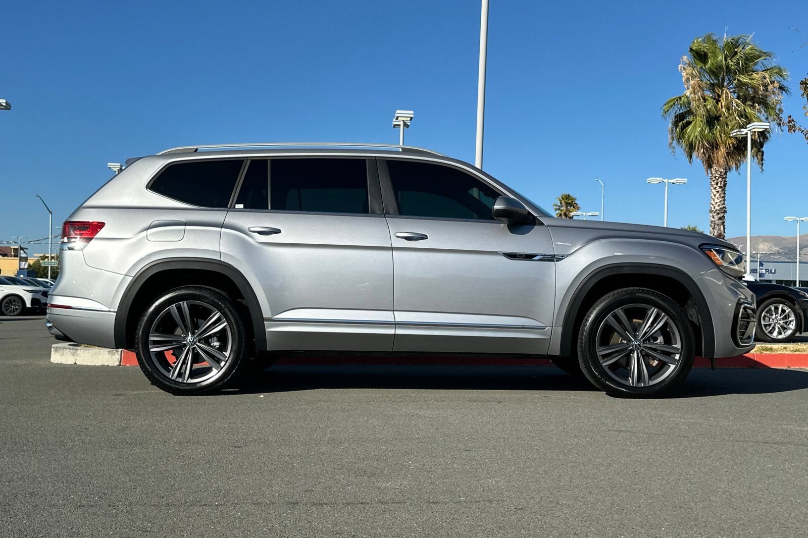 Used 2022 Volkswagen Atlas SEL R-Line AWD/4WD image 3