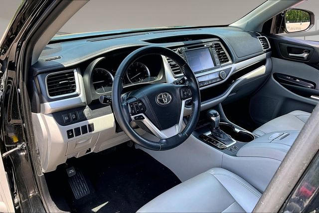Used 2019 Toyota Highlander XLE FWD image 17