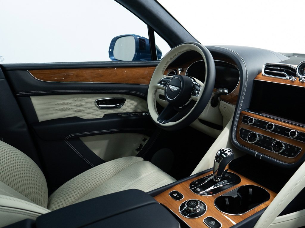 Used 2025 Bentley Bentayga image 29