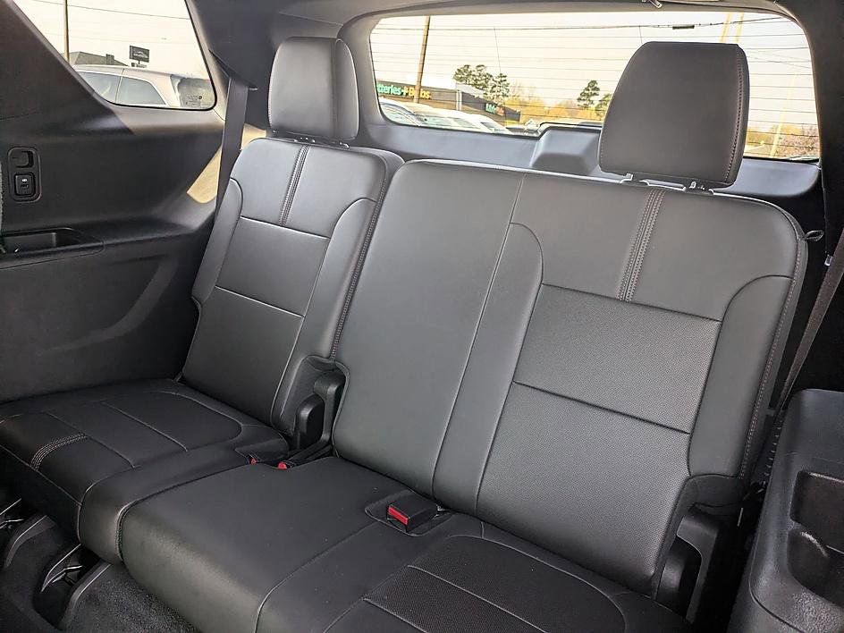 Used 2023 Chevrolet Traverse RS image 30