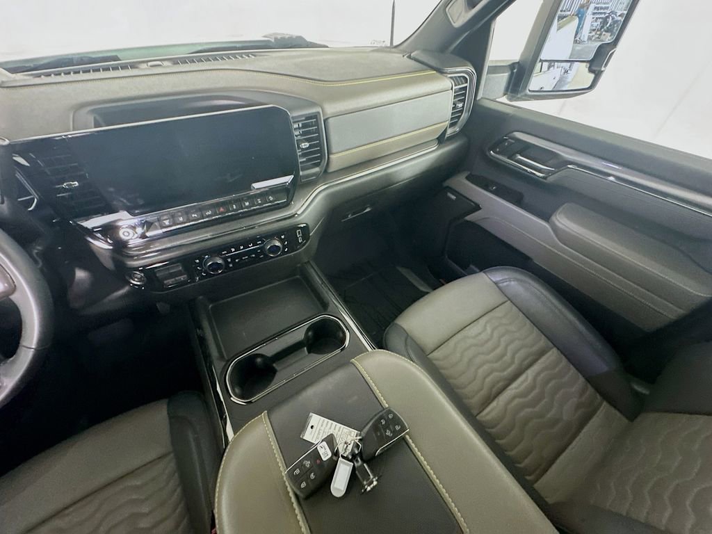 Used 2024 Chevrolet Silverado 2500 ZR2 w/ Technology Package image 11
