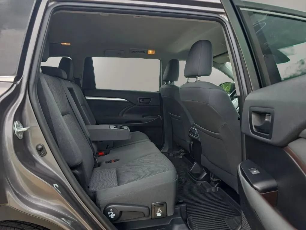Used 2019 Toyota Highlander LE AWD/4WD image 41