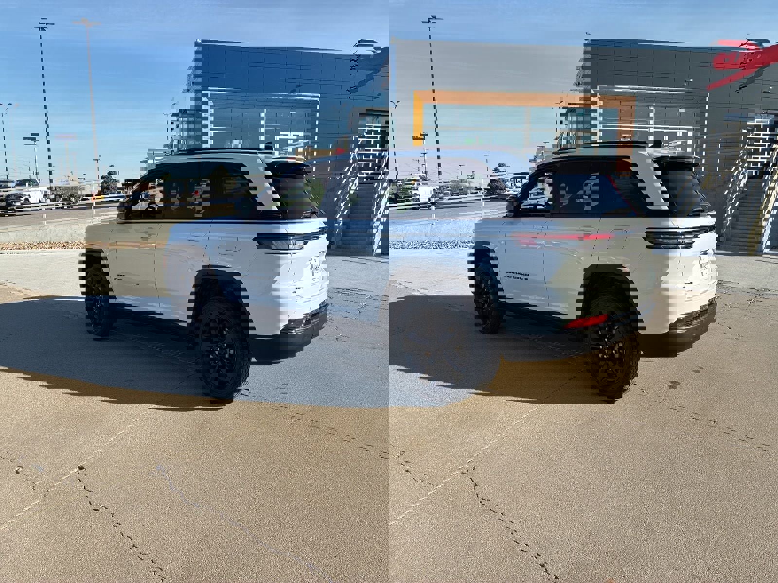 Used 2023 Jeep Grand Cherokee Altitude image 3