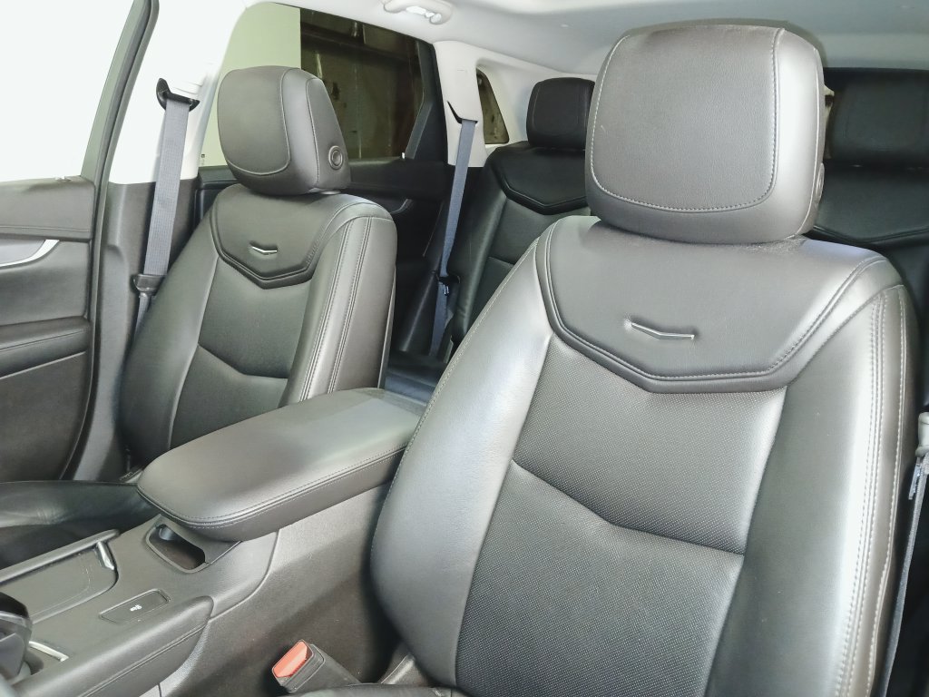 Used 2017 Cadillac XT5 Luxury w/ Driver Awareness Package FWD image 11