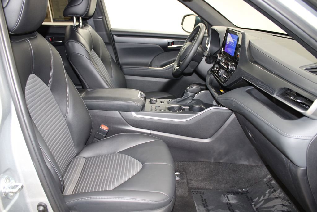 Used 2025 Toyota Highlander XSE image 29