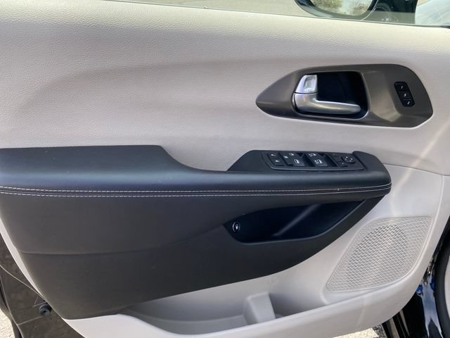 Used 2024 Chrysler Pacifica Limited FWD image 16