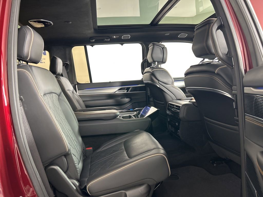 Used 2023 Jeep Grand Wagoneer Series III image 33
