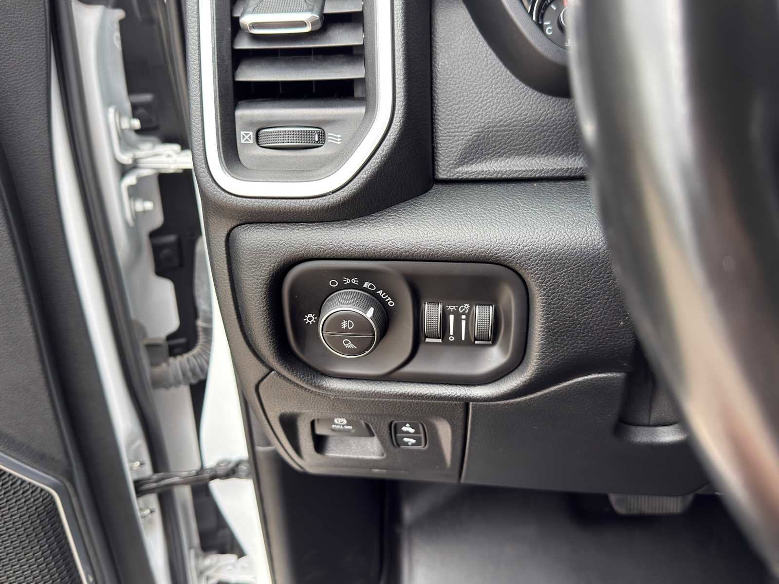 Used 2021 RAM 1500 Laramie AWD/4WD image 17