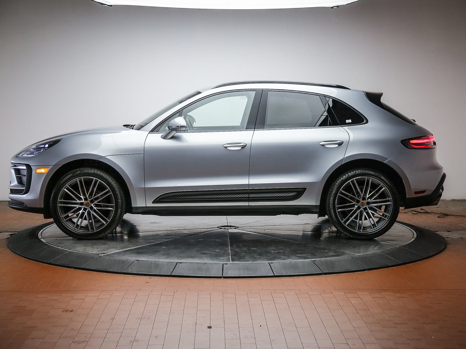 Certified 2026 Porsche Macan AWD/4WD image 2