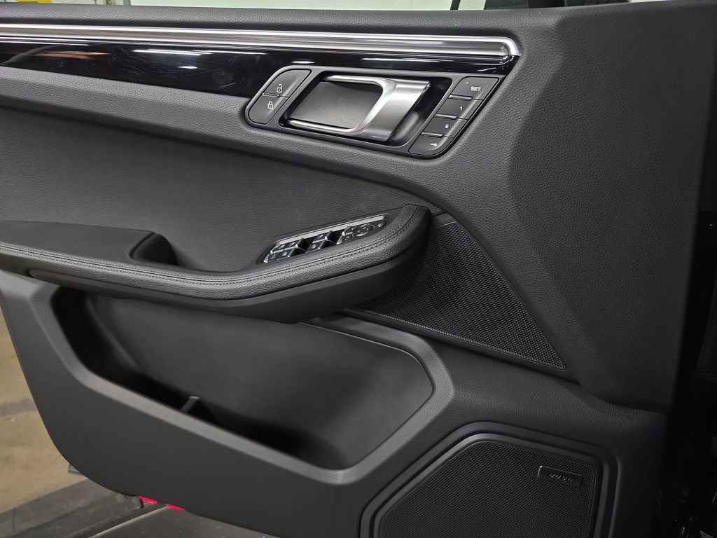 Certified 2025 Porsche Macan image 22