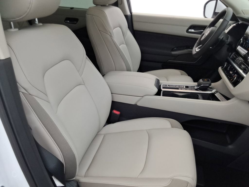 New 2025 Nissan Pathfinder SL image 16