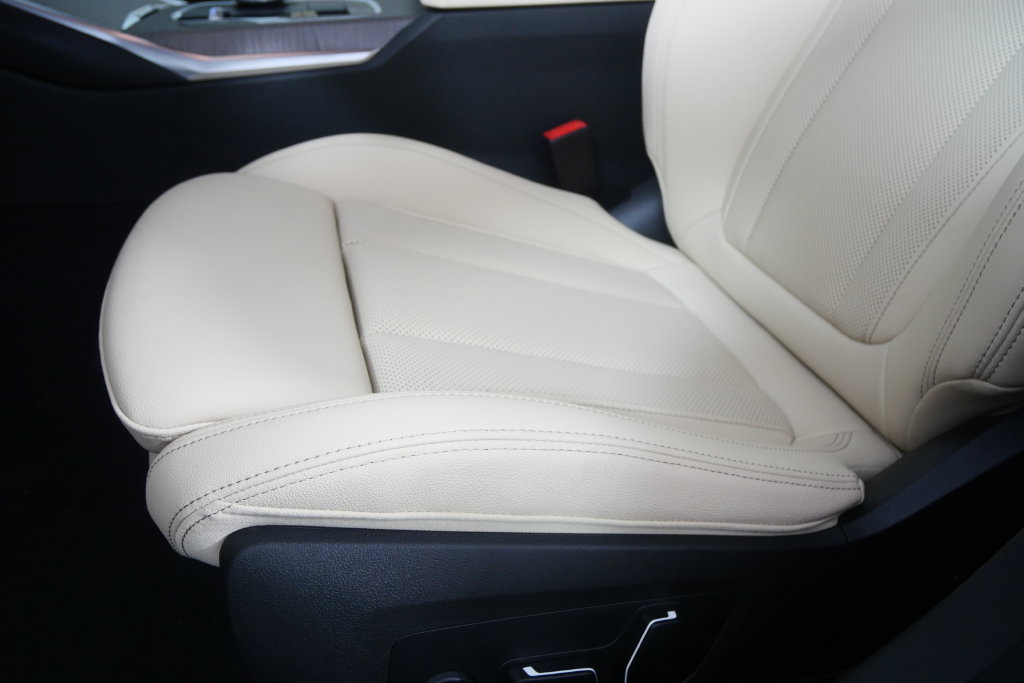 New 2026 BMW 330i Sedan w/ M Sport Package RWD image 10