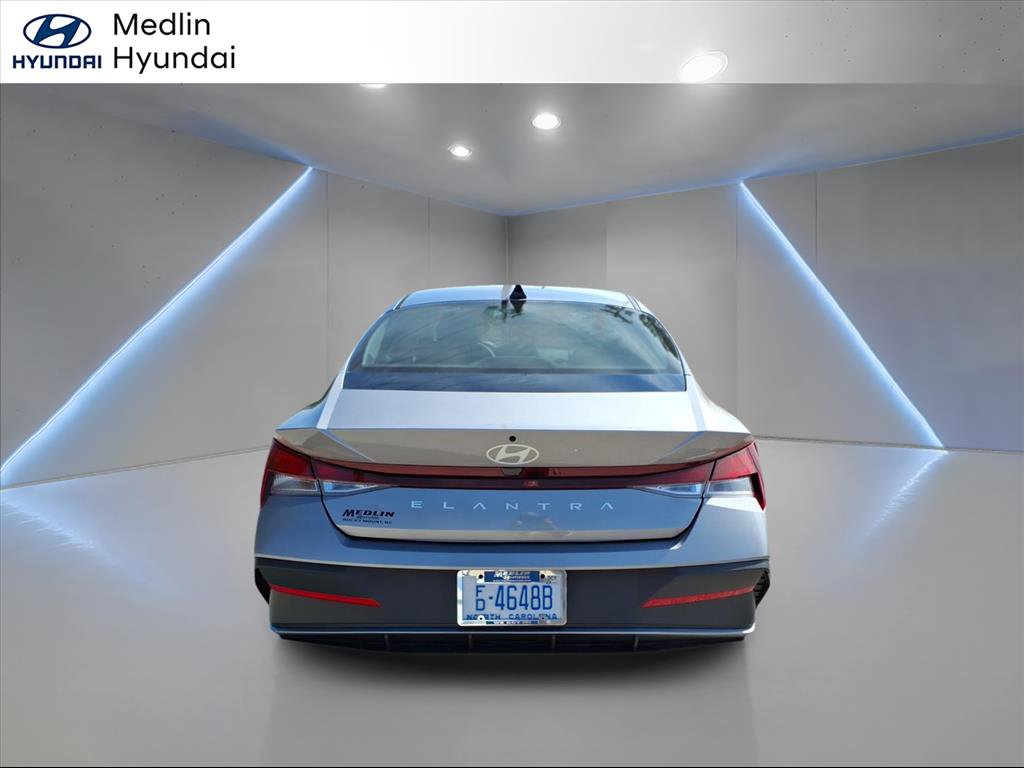 New 2025 Hyundai Elantra SE FWD image 4