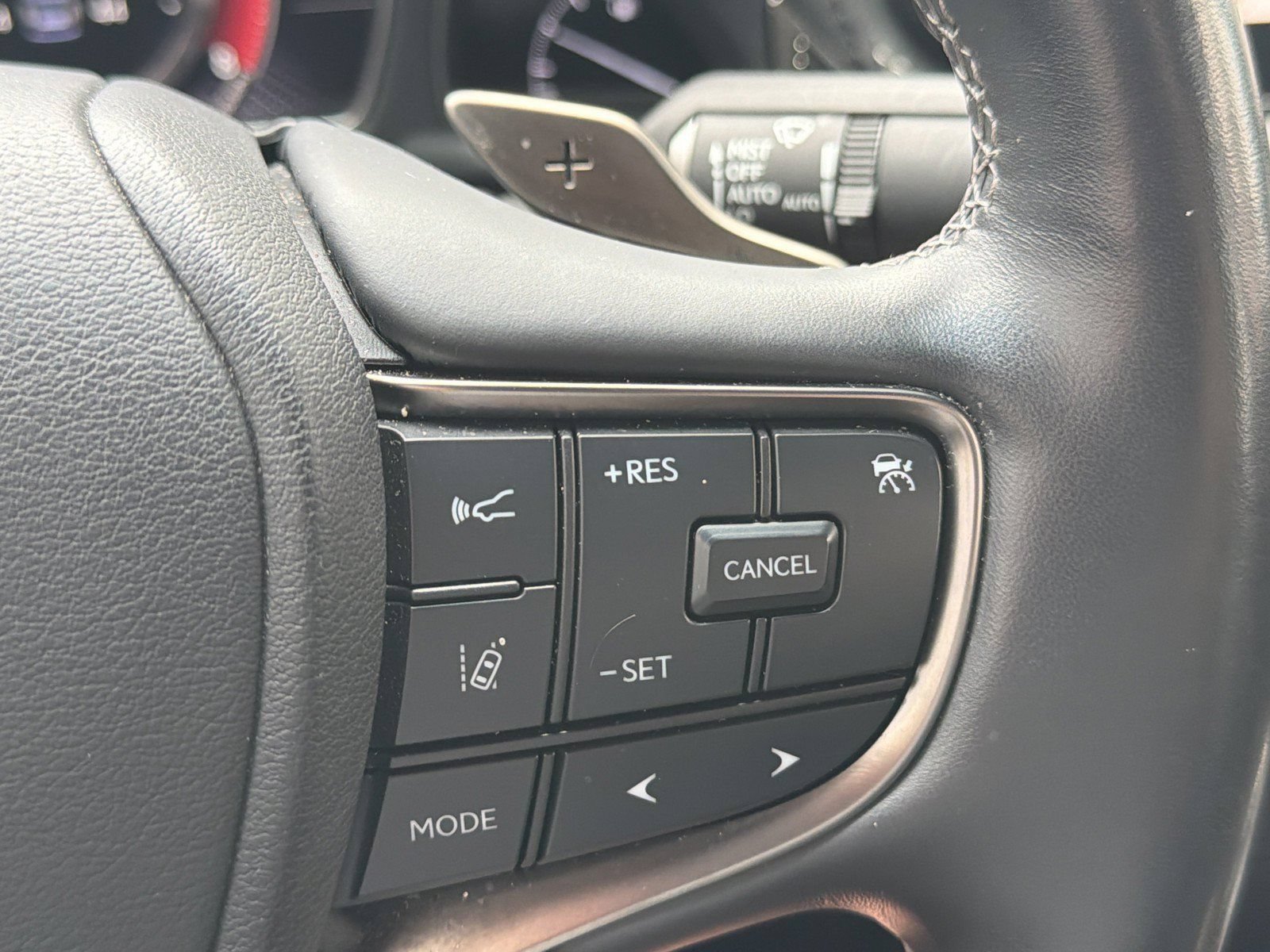 Used 2023 Lexus LS 500 w/ Accessory Package (Z2) RWD image 29