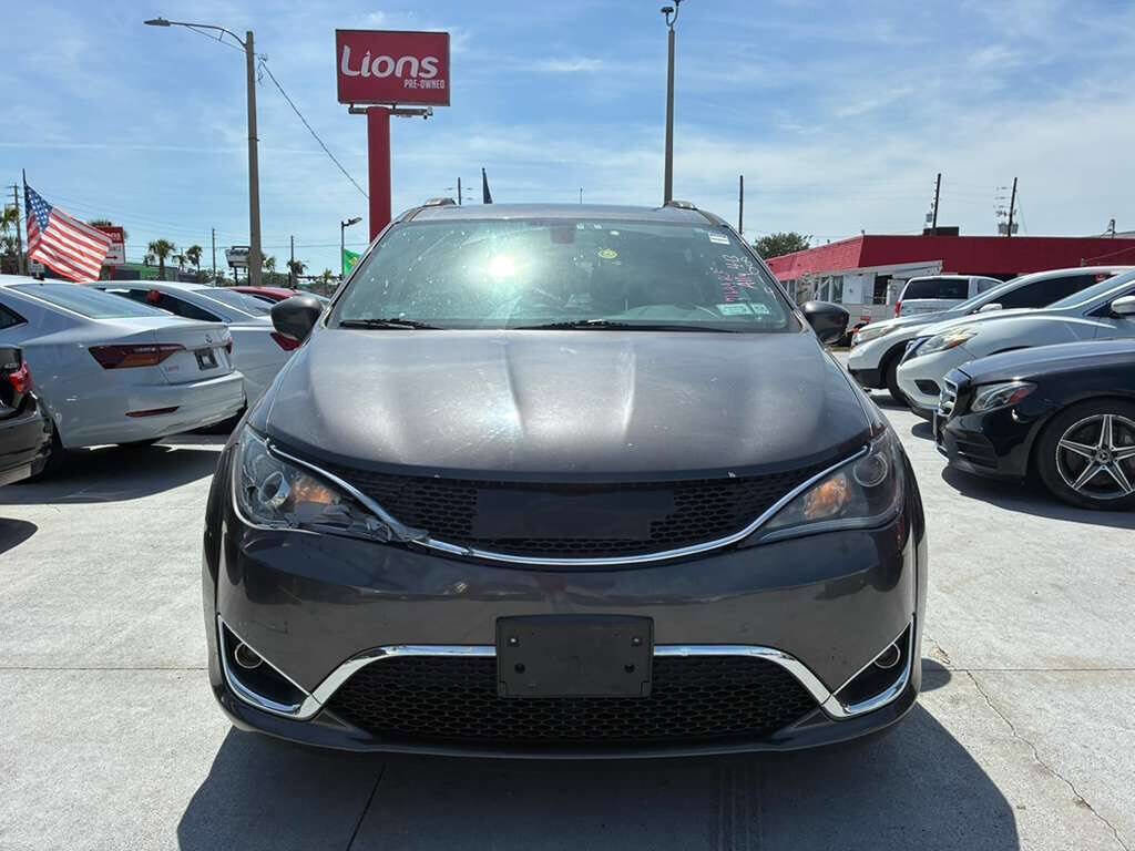 Used 2018 Chrysler Pacifica Touring-L FWD image 1
